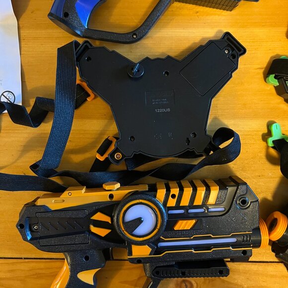 🎯 ArmoGear Laser Battle Set – 6-Player Infrared Laser Tag System - Picture 6 of 6